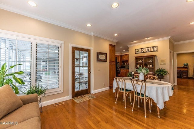 dining space featuring recessed lighting, visible vents, baseboards, and wood finished floors