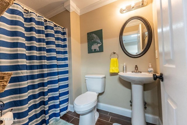 full bath featuring curtained shower, baseboards, toilet, and crown molding