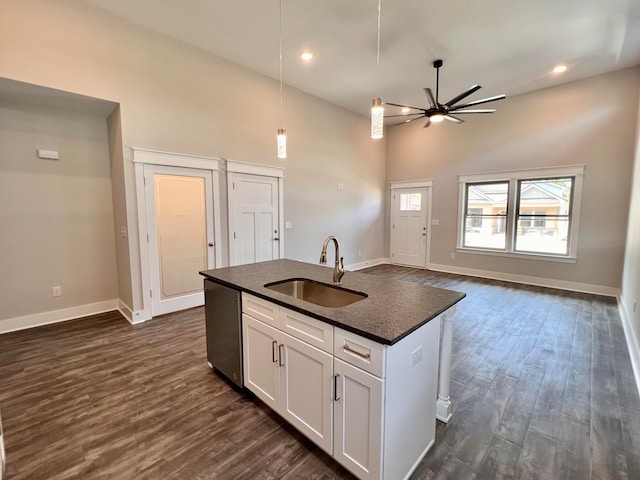 kitchen with dark hardwood / wood-style flooring, a center island with sink, sink, white cabinetry, and ceiling fan