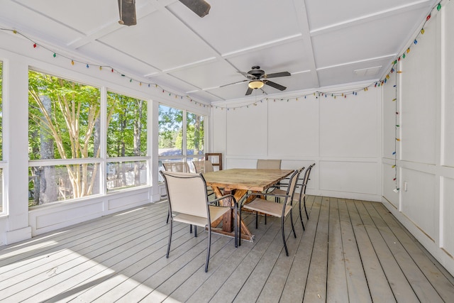 sunroom with ceiling fan