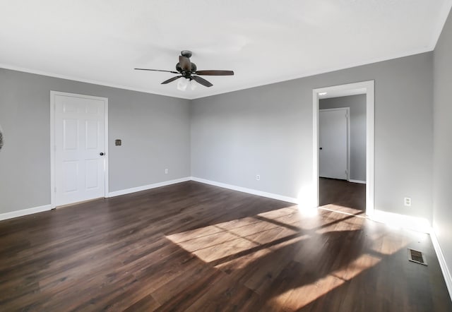 unfurnished room with dark wood-type flooring and ceiling fan