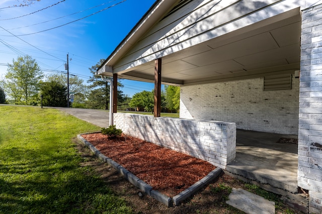 view of side of property featuring a yard