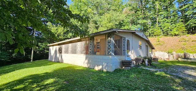 view of side of property featuring a lawn