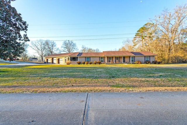 single story home featuring a front lawn