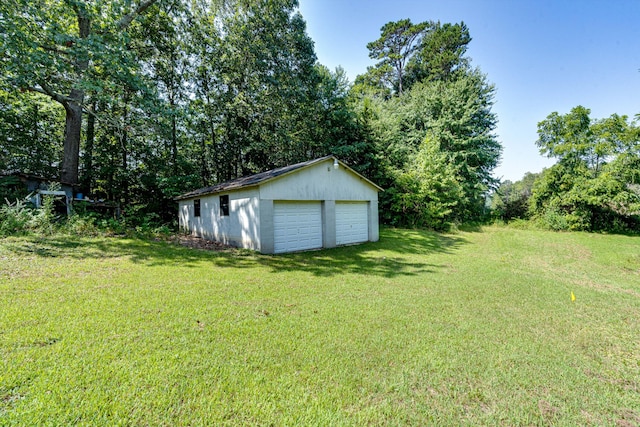 view of yard featuring a garage and an outdoor structure