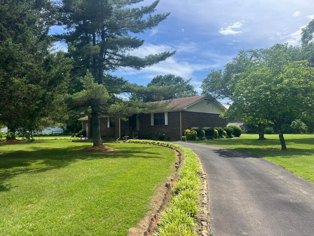 view of front facade featuring a front yard