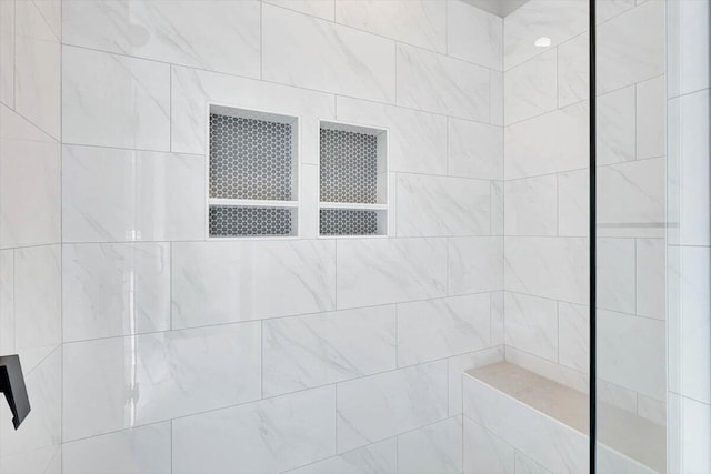 bathroom featuring a tile shower