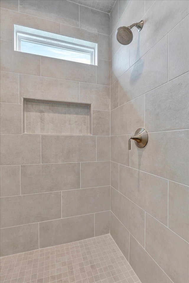 bathroom featuring a tile shower