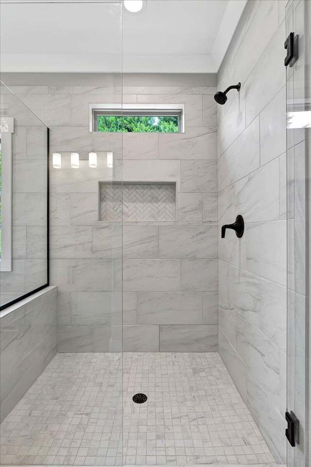 bathroom featuring a tile shower