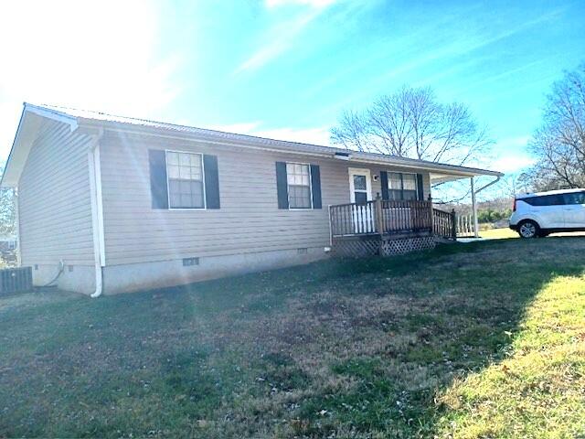 view of front of property featuring a front lawn