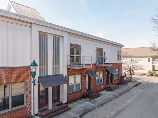 view of front of home featuring a balcony