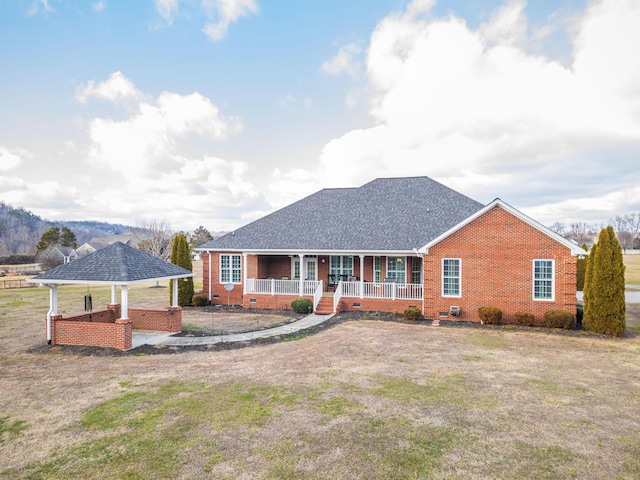 view of front facade featuring a front yard and covered porch