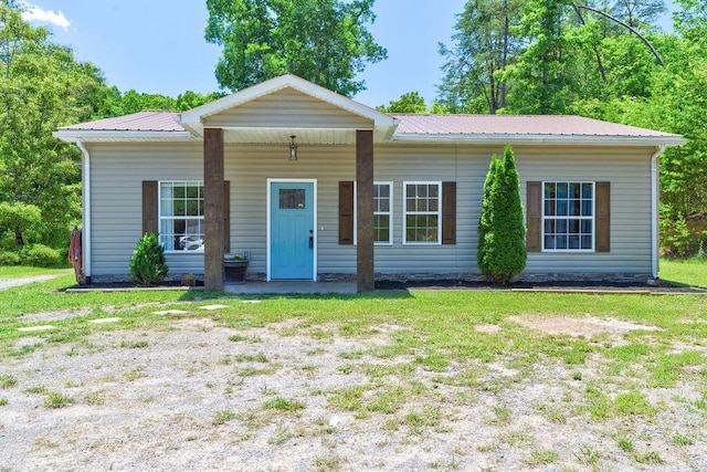 view of front of home featuring a front yard