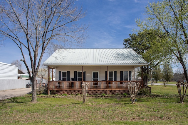 view of front of house featuring a front lawn and a porch