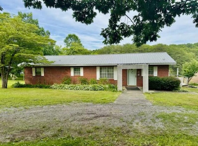 single story home with a front yard