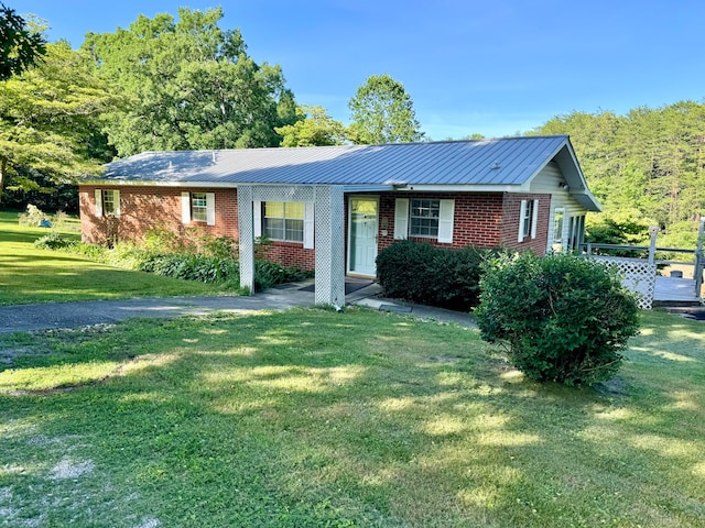 single story home with a front lawn