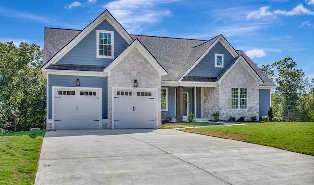 craftsman inspired home featuring a front lawn