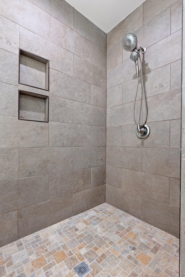 bathroom featuring a tile shower