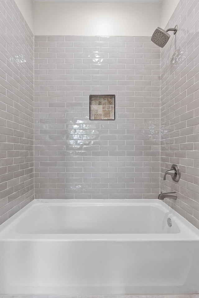 bathroom with tiled shower / bath