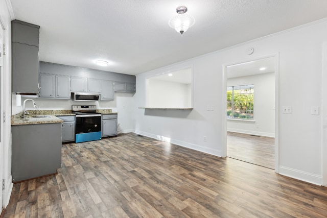 kitchen with stainless steel appliances, sink, dark hardwood / wood-style floors, crown molding, and gray cabinetry