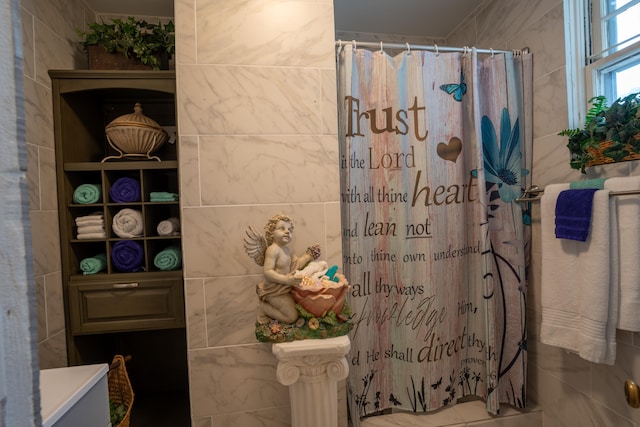 bathroom featuring tile walls