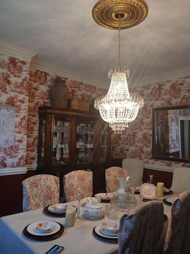 dining space featuring ornamental molding