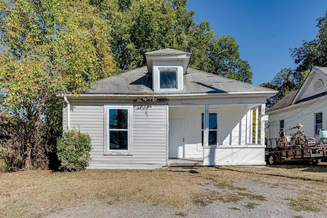 back of house featuring a yard