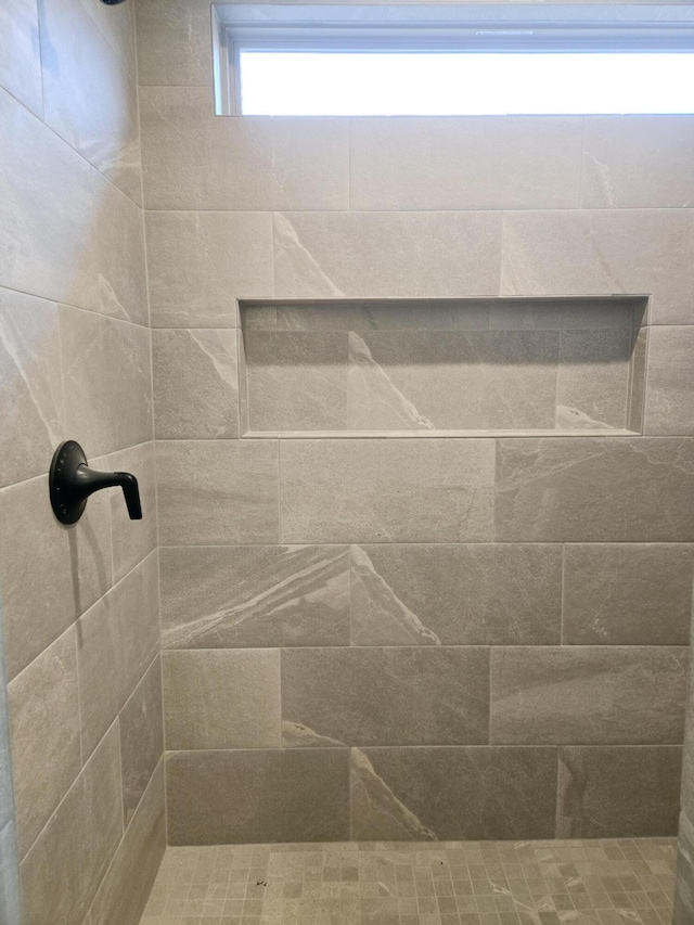 bathroom featuring a tile shower