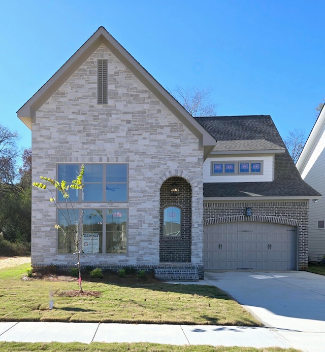 view of front facade with a garage and a front yard