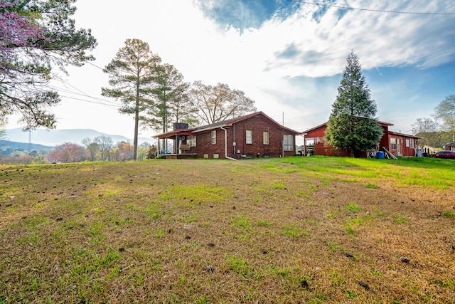 view of yard with a mountain view