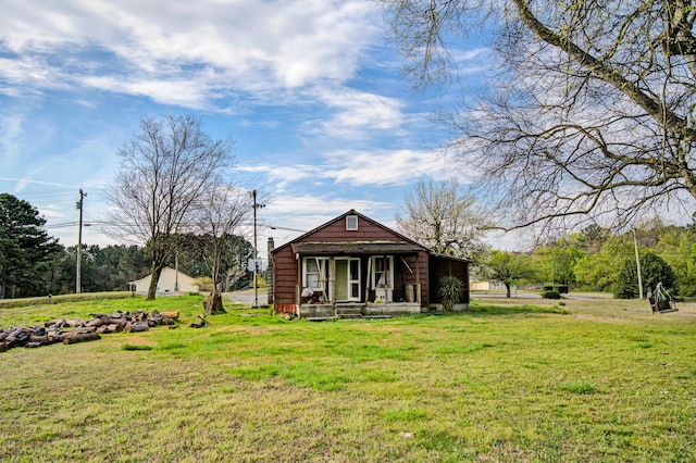 view of front of property featuring a porch and a front lawn