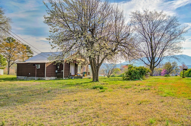 view of yard with a mountain view