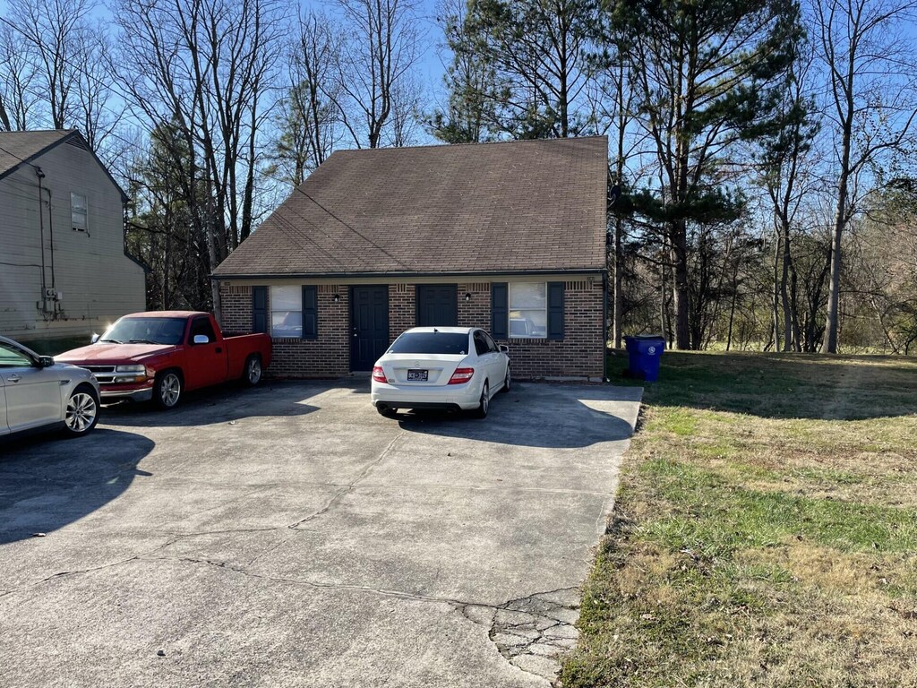 view of front of property featuring a front lawn