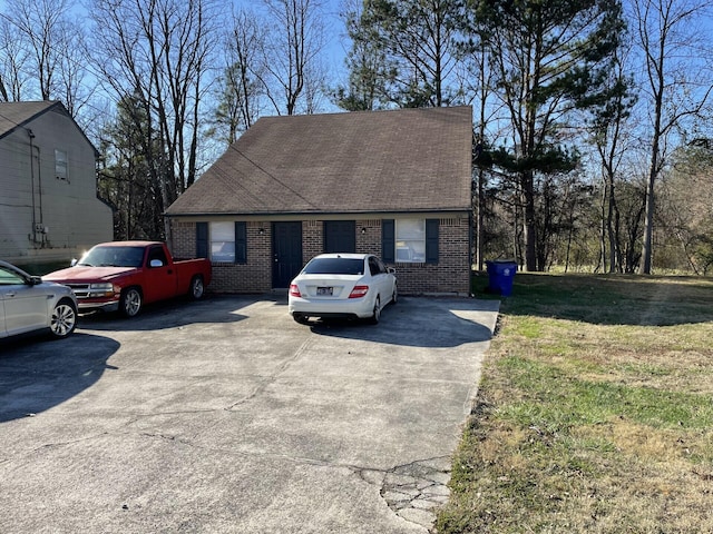 view of front of property featuring a front lawn