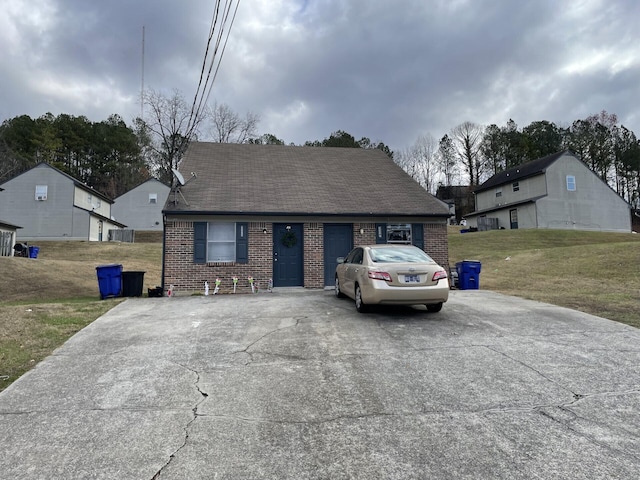 view of front of property with a front lawn