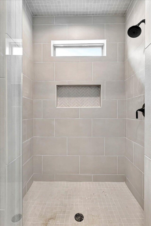 full bath with tiled shower