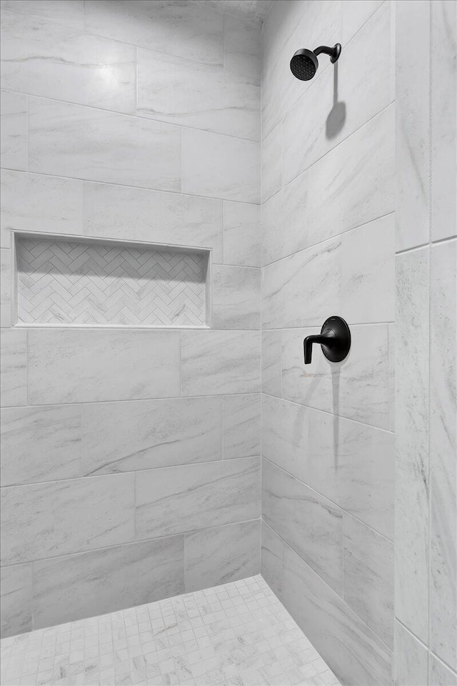 full bathroom featuring tiled shower