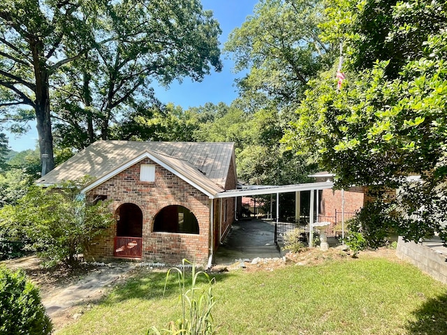 view of front of property with a front yard