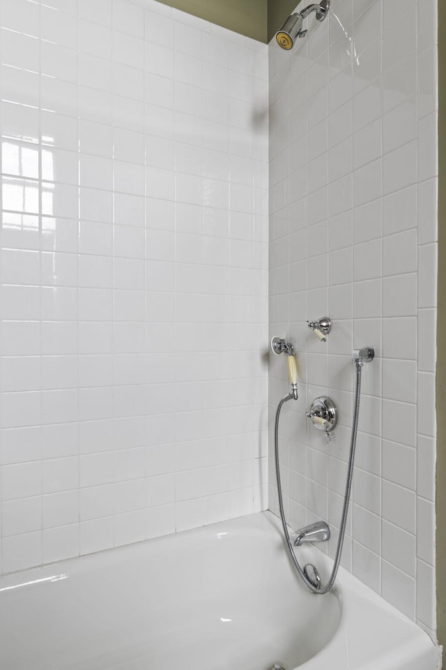 bathroom with tiled shower / bath