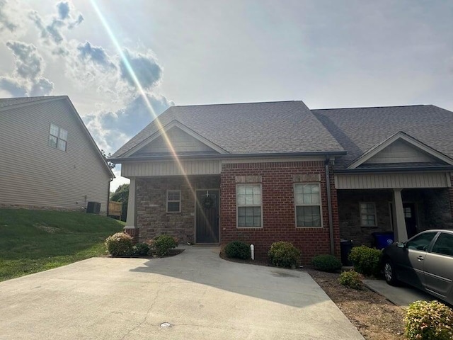 view of front of property with a front lawn