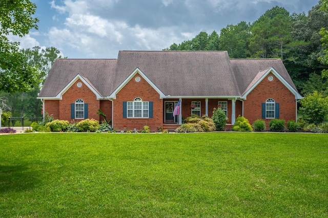 view of front of property featuring a front yard