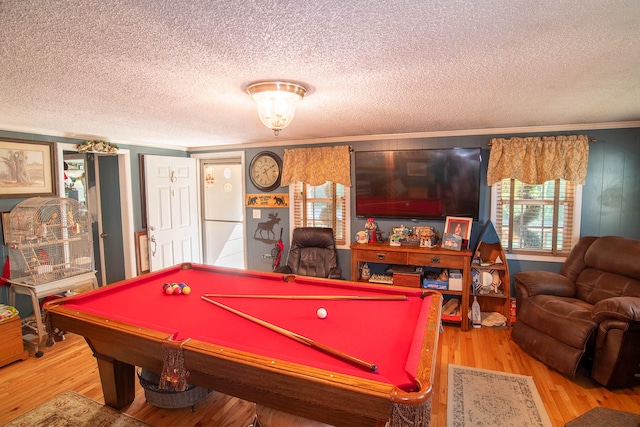 playroom with crown molding, a textured ceiling, billiards, and light hardwood / wood-style flooring