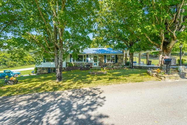 ranch-style home with a front lawn and a porch