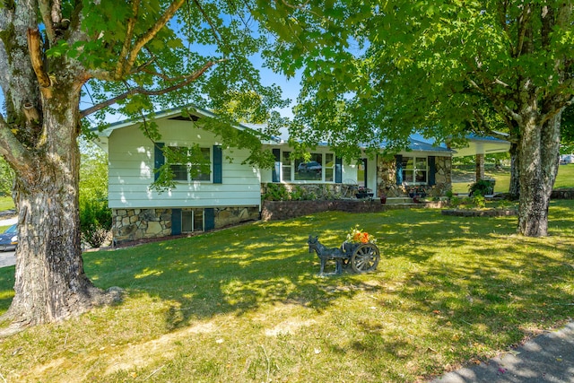 view of front of home featuring a front lawn