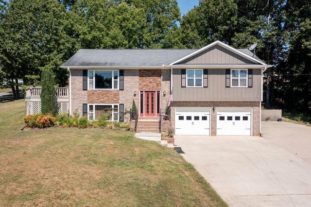 split foyer home with a garage and a front yard