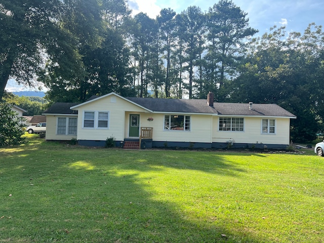 single story home featuring a front lawn