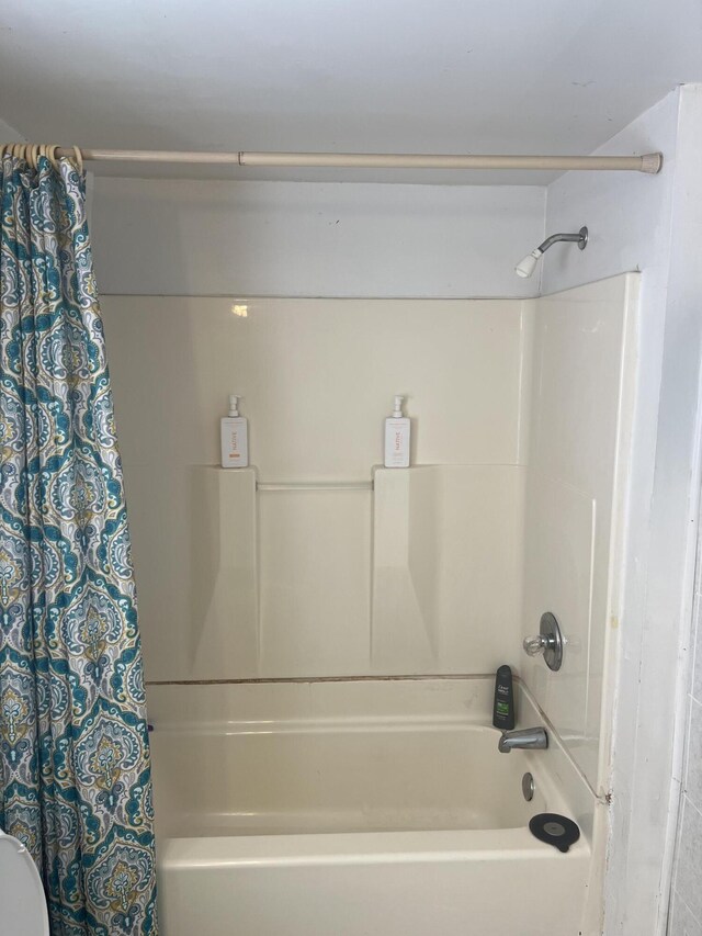 bathroom featuring shower / bath combo with shower curtain