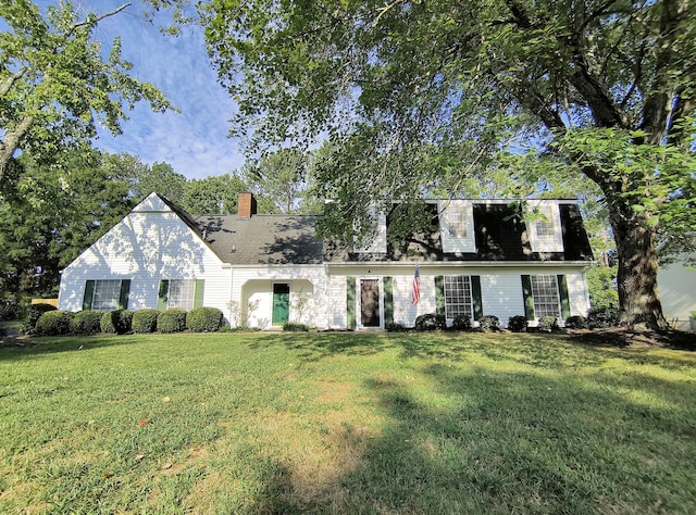 view of front of property with a front lawn