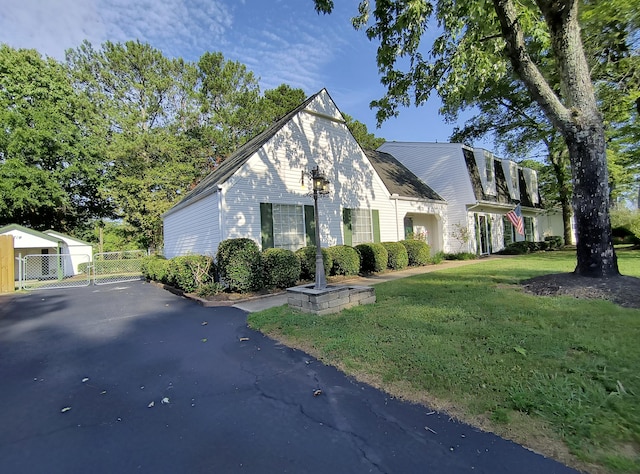 view of front of property with a front yard