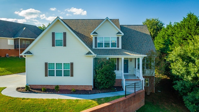 view of front of property featuring a front lawn and a porch